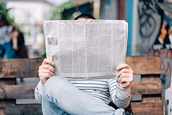 Presse - Zeitung lesen auf einer Bank