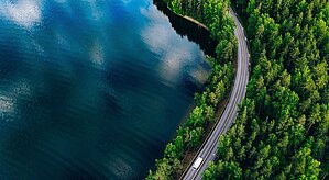 Wasserstoff als Energieträger. Westfalen Expertise für Ihren Fortschritt. H2-Lkw auf Straße zwischen Wald und Meer 