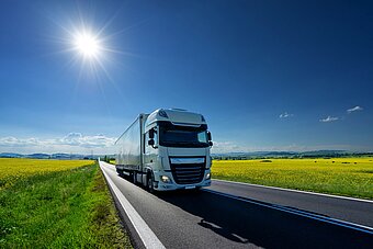 Westfalen hvo Kraftstoff. Weißer Lkw auf Straße zwischen Feldern