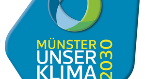 Logo Münster Unser Klima 2030: blauer Hintergrund mit weißer und gelber Schrift