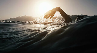 Wasserstoff: Energieträger der Zukunft. Schwimmer im Meer