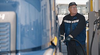 Tankvorgang HVO Kraftstoff, Fahrer führt Betankung durch